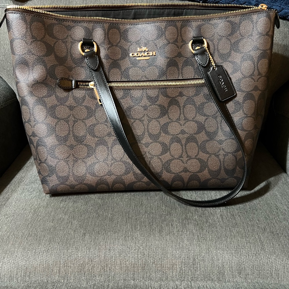 Medium size Older style Coach bag no scratches
